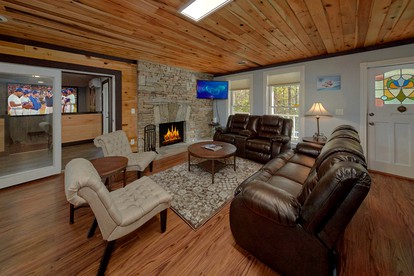 Large Vacation Rental in Gatlinburg, Tennessee, Perfect for Family Gatherings near the Great Smoky Mountains - Gatlinburg, Tennessee - glamping.directory