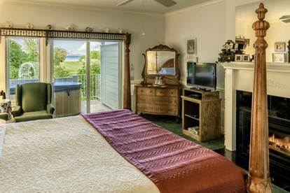 Beautifully-Decorated Suite Rental a Private Hot Tub near Hurricane Ridge, Washington - Port Angeles, Washington - glamping.directory