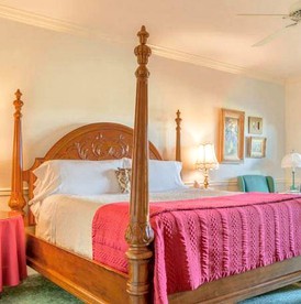 Beautifully-Decorated Suite Rental a Private Hot Tub near Hurricane Ridge, Washington - Port Angeles, Washington - glamping.directory