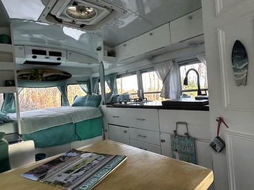 Coastal Style Bus Farm Retreat with Pond Dock and Peaceful Nature Views in Stillwater, Pennsylvania - Stillwater, Pennsylvania - glamping.directory