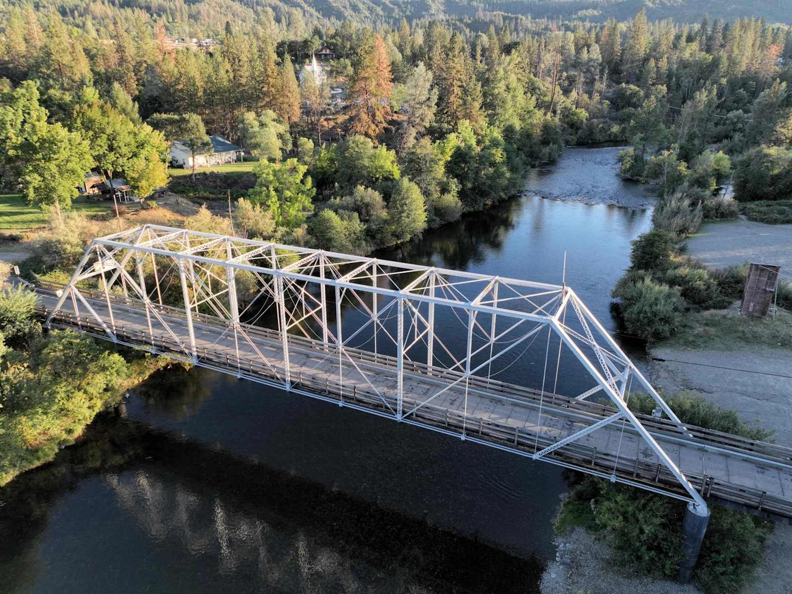 Old Lewiston Bridge RV Resort - Lewiston, California - glamping.directory