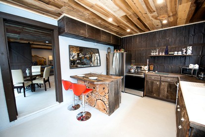 Fantastic Barn Suite with Hot-tub and Petting Zoo in Sugar Grove, North Carolina - Sugar Grove, North Carolina - glamping.directory