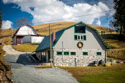 Fantastic Barn Suite with Hot-tub and Petting Zoo in Sugar Grove, North Carolina - Sugar Grove, North Carolina - glamping.directory
