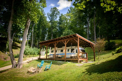 Fantastic Barn Suite with Hot-tub and Petting Zoo in Sugar Grove, North Carolina - Sugar Grove, North Carolina - glamping.directory