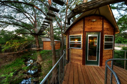 Romantic Getaways in Fully-Equipped Tree House Rental in Spicewood, Texas - glamping.directory
