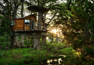 Romantic Getaways in Fully-Equipped Tree House Rental in Spicewood, Texas - Spicewood, Texas - glamping.directory