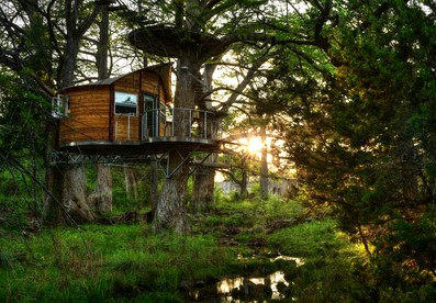 Romantic Getaways in Fully-Equipped Tree House Rental in Spicewood, Texas - Spicewood, Texas - glamping.directory