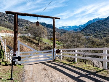 Spacious and Luxurious Barn in Three Rivers, California - Three Rivers, California - glamping.directory