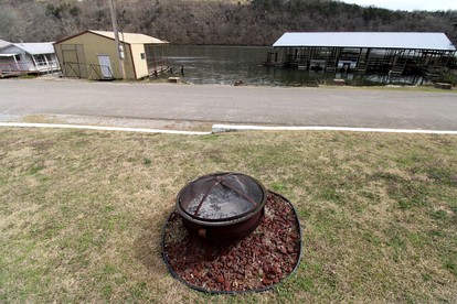 Rustic Cabin on Lake Taneycomo, Perfect for Your Next Fishing Vacation in Rockaway Beach, Missouri - Rockaway Beach, Missouri - glamping.directory