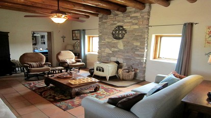 Beautiful Cottage Rental with Stunning Views near Santa Fe, New Mexico - Las Vegas, New Mexico - glamping.directory
