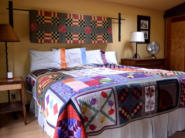One-of-a-Kind Artistic Cottage Rental with Custom Furniture in Ashland, Oregon - Ashland, Oregon - glamping.directory