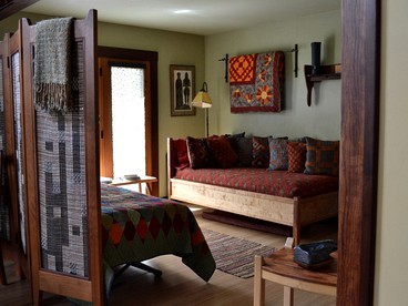 One-of-a-Kind Artistic Cottage Rental with Custom Furniture in Ashland, Oregon - Ashland, Oregon - glamping.directory