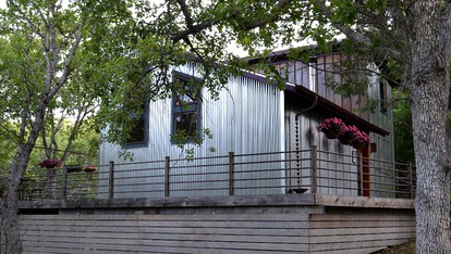 One-of-a-Kind Artistic Cottage Rental with Custom Furniture in Ashland, Oregon - Ashland, Oregon - glamping.directory