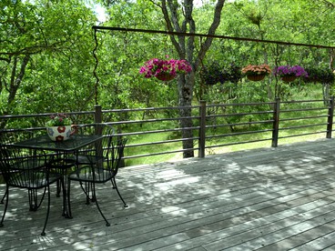 One-of-a-Kind Artistic Cottage Rental with Custom Furniture in Ashland, Oregon - Ashland, Oregon - glamping.directory