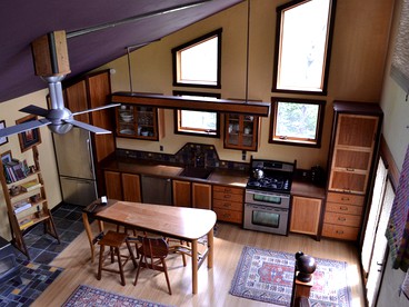One-of-a-Kind Artistic Cottage Rental with Custom Furniture in Ashland, Oregon - Ashland, Oregon - glamping.directory