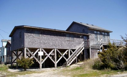Rustic Cottage Getaway in the Coastal Village of Avon in North Carolina - Avon, North Carolina - glamping.directory