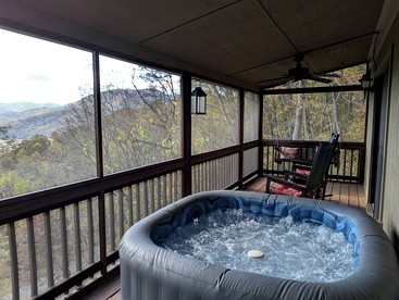 Cozy Log Cabin Retreat with Mountain Views near Cataloochee Ski Area in Waynesville, NC - Waynesville, North Carolina - glamping.directory