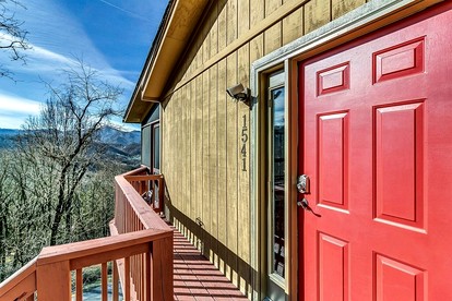 Cozy Log Cabin Retreat with Mountain Views near Cataloochee Ski Area in Waynesville, NC - Waynesville, North Carolina - glamping.directory