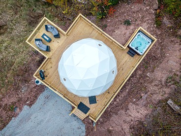 Romantic Geodesic Dome with Hot Tub, Perfect for Stargazing in Pipestem, West Virginia - Pipestem, West Virginia - glamping.directory