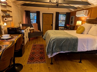 Private Mountain Sanctuary Cabin Surrounded by Protected Forest in Black Mountain, North Carolina - Black Mountain, North Carolina - glamping.directory