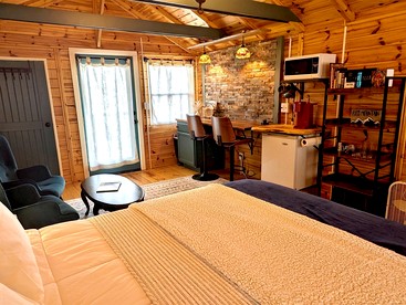 Private Mountain Sanctuary Cabin Surrounded by Protected Forest in Black Mountain, North Carolina - Black Mountain, North Carolina - glamping.directory
