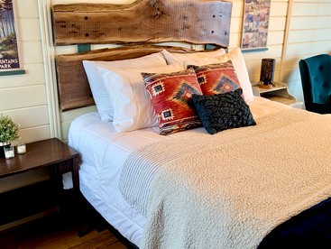 Private Mountain Sanctuary Cabin Surrounded by Protected Forest in Black Mountain, North Carolina - Black Mountain, North Carolina - glamping.directory