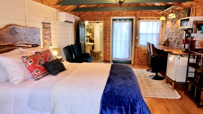 Private Mountain Sanctuary Cabin Surrounded by Protected Forest in Black Mountain, North Carolina - Black Mountain, North Carolina - glamping.directory