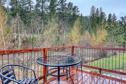 Vibrant Cozy Cabin Retreat near Black Hills Mountain in South Dakota - Keystone, South Dakota - glamping.directory
