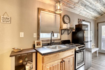 Vibrant Cozy Cabin Retreat near Black Hills Mountain in South Dakota - Keystone, South Dakota - glamping.directory