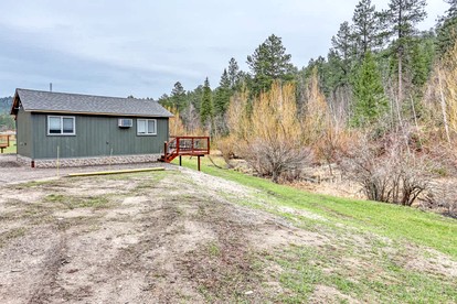 Vibrant Cozy Cabin Retreat near Black Hills Mountain in South Dakota - glamping.directory