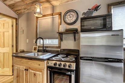 Vibrant Cozy Cabin Retreat near Black Hills Mountain in South Dakota - Keystone, South Dakota - glamping.directory