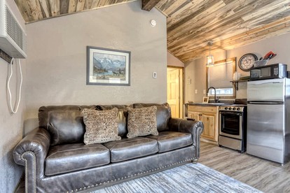 Vibrant Cozy Cabin Retreat near Black Hills Mountain in South Dakota - Keystone, South Dakota - glamping.directory