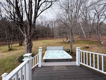 Enormous Spacious Cabin with Jacuzzi Perfect for Groups in New Hampshire - Jackson, New Hampshire - glamping.directory