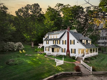 Enormous Spacious Cabin with Jacuzzi Perfect for Groups in New Hampshire - Jackson, New Hampshire - glamping.directory