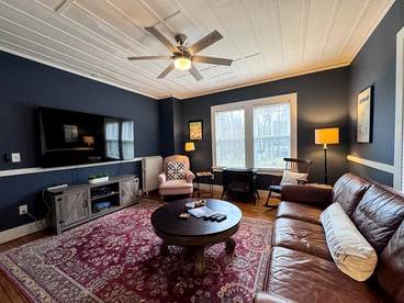 Enormous Spacious Cabin with Jacuzzi Perfect for Groups in New Hampshire - Jackson, New Hampshire - glamping.directory