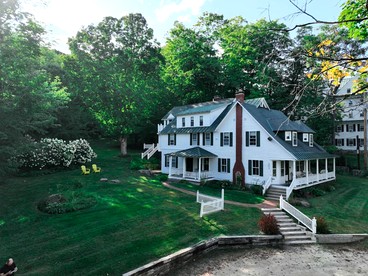 Enormous Spacious Cabin with Jacuzzi Perfect for Groups in New Hampshire - Jackson, New Hampshire - glamping.directory