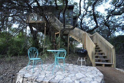 Romantic Escapes to Texas like No Other in this Wonderful Tree House in Leander - glamping.directory