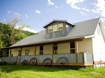Family Getaway near the Iconic Yellowstone National Park in Montana - glamping.directory