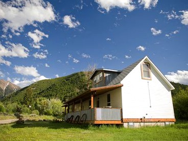 Family Getaway near the Iconic Yellowstone National Park in Montana - Pray, Montana - glamping.directory