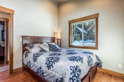 Lovely Family Cabin Rental for an Outdoor Getaway near Whitefish, Montana - West Glacier, Montana - glamping.directory