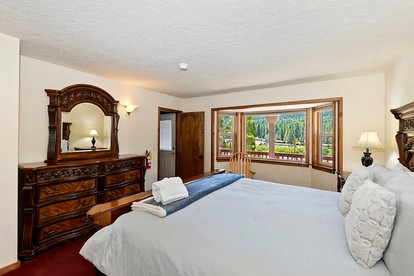 Idyllic Mountain Escape: Cozy Cabin in Big Bear Lake - Big Bear Lake, California - glamping.directory