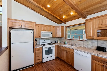 Idyllic Mountain Escape: Cozy Cabin in Big Bear Lake - Big Bear Lake, California - glamping.directory
