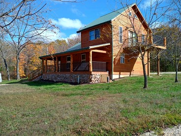 Peaceful Woodland Cabin with Balcony & Starry Nights in Steelville, Missouri - Steelville, Missouri - glamping.directory