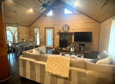 Peaceful Woodland Cabin with Balcony & Starry Nights in Steelville, Missouri - Steelville, Missouri - glamping.directory