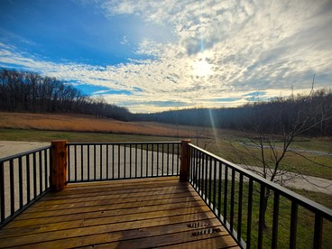 Peaceful Woodland Cabin with Balcony & Starry Nights in Steelville, Missouri - Steelville, Missouri - glamping.directory