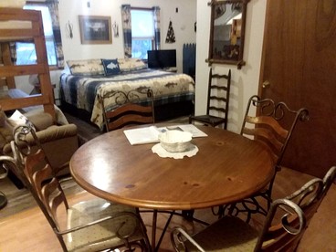 Pet-friendly Vacation Rental near Outdoor Attractions and Blue Mountain Lake, New York - Blue Mountain Lake, New York - glamping.directory