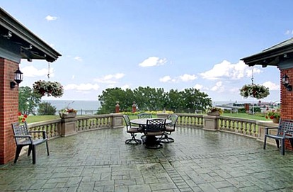 Amazing Villa Rental near Lake Michigan for Family or Group Glamping Vacations in Sheboygan, Wisconsin - Sheboygan, Wisconsin - glamping.directory