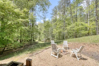 Cozy Cabin with Direct Access to the Toccoa River, a Perfect Escape for Fishing Lovers in Suches, Georgia - Suches, Georgia - glamping.directory