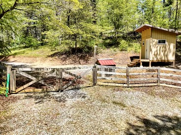 Cozy Cabin with Direct Access to the Toccoa River, a Perfect Escape for Fishing Lovers in Suches, Georgia - Suches, Georgia - glamping.directory