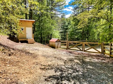 Cozy Cabin with Direct Access to the Toccoa River, a Perfect Escape for Fishing Lovers in Suches, Georgia - Suches, Georgia - glamping.directory